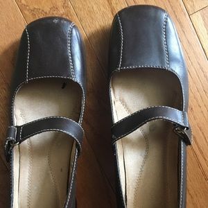 Naturalizer shoes. Low heel.  Instep strap. Brown